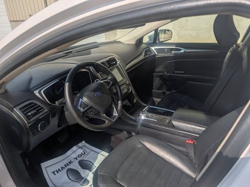 Used 2017 Ford Fusion SE w/ Fusion SE Technology Package FWD image 3