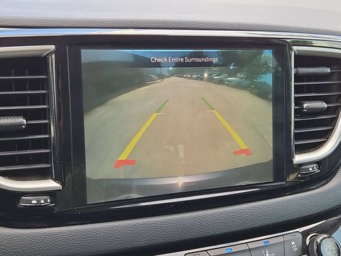 Used 2023 Chrysler Pacifica Touring-L FWD image 17