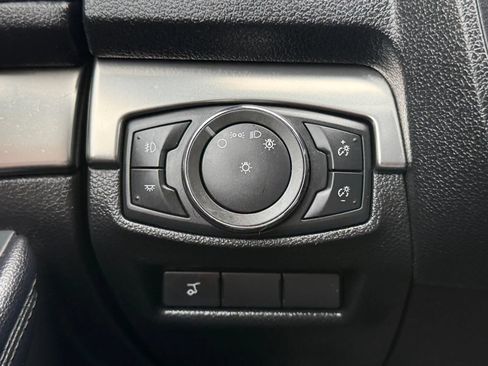Used 2018 Ford Explorer XLT w/ Equipment Group 202A AWD/4WD image 38