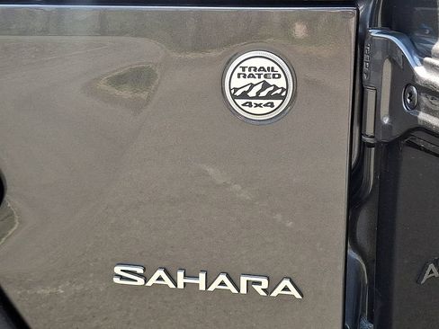 Used 2022 Jeep Wrangler Unlimited Sahara w/ LED Lighting Group AWD/4WD image 30