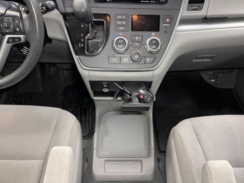 Used 2020 Toyota Sienna L image 25