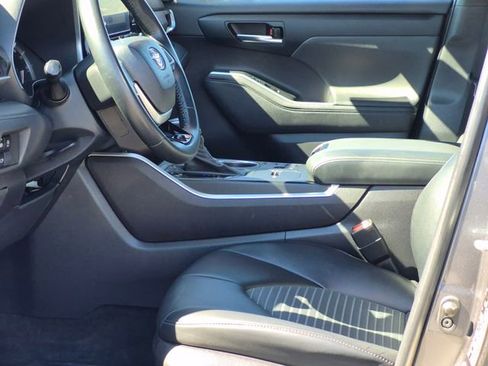 Used 2023 Toyota Highlander XSE image 16