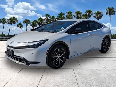 Used 2023 Toyota Prius XLE image 3