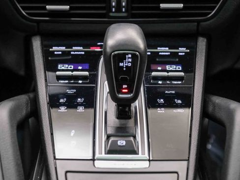 Used 2022 Porsche Cayenne Platinum Edition image 14