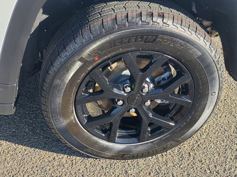 Used 2025 Jeep Grand Cherokee Altitude image 6