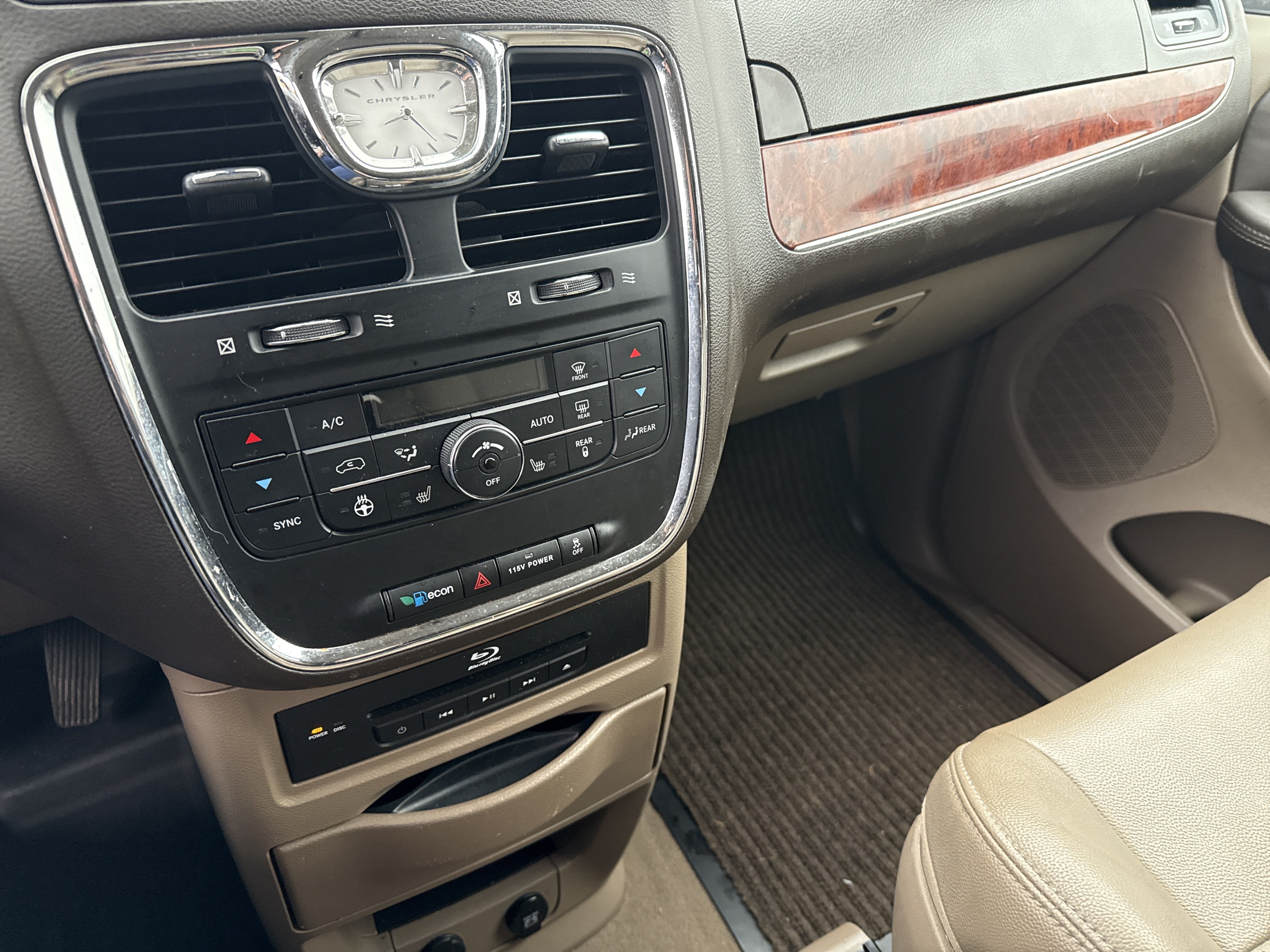 Used 2014 Chrysler Town & Country Touring-L w/ Driver Convenience Group FWD image 22