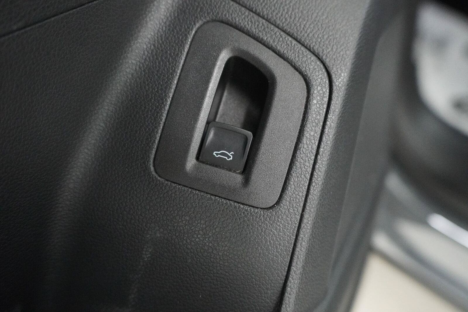 Used 2021 Volkswagen Atlas Cross Sport SE w/ Panoramic Sunroof Package FWD image 19