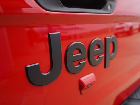 Used 2025 Jeep Gladiator Sport AWD/4WD image 5
