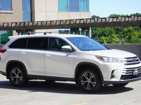 Used 2019 Toyota Highlander LE AWD/4WD image 31