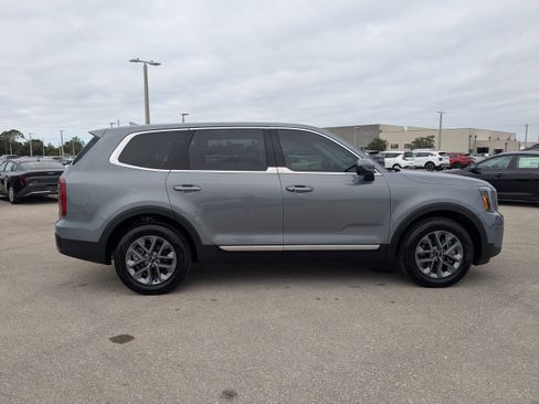 Certified 2025 Kia Telluride LX image 4