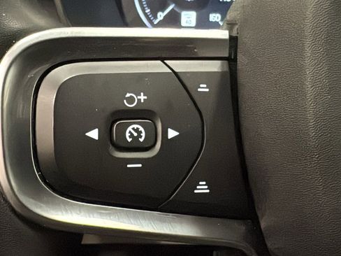 Used 2022 Volvo XC40 T5 Momentum w/ Protection Package image 13