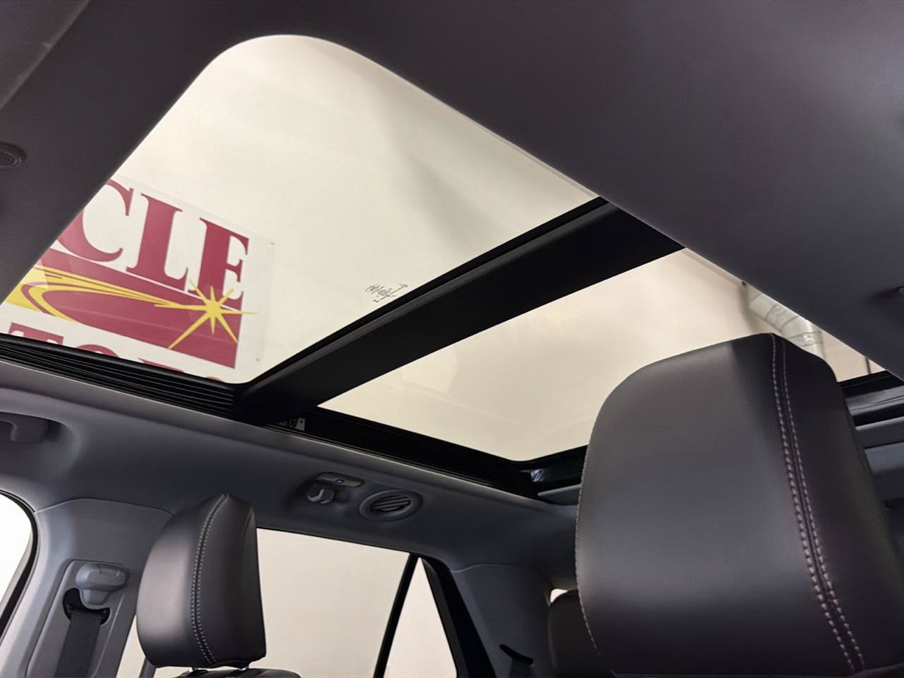 Used 2024 Ford Explorer XLT w/ Equipment Group 202A AWD/4WD image 18