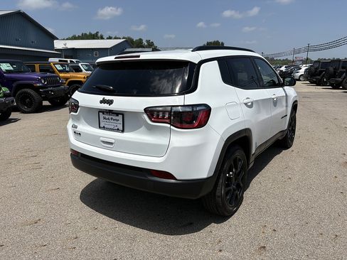 Used 2025 Jeep Compass Latitude w/ Convenience Group AWD/4WD image 5