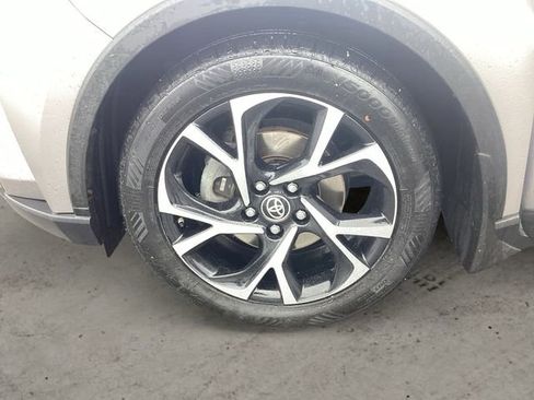 Used 2020 Toyota C-HR XLE FWD image 14