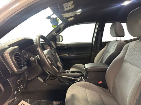 Used 2017 Toyota Tacoma TRD Sport image 15