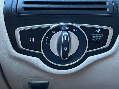 Used 2021 Mercedes-Benz GLC 300 4MATIC w/ Premium Package image 32