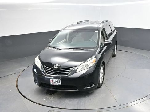 Used 2017 Toyota Sienna LE AWD/4WD image 34