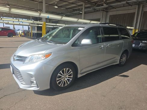 Used 2020 Toyota Sienna XLE w/ XLE Navigation Package image 2