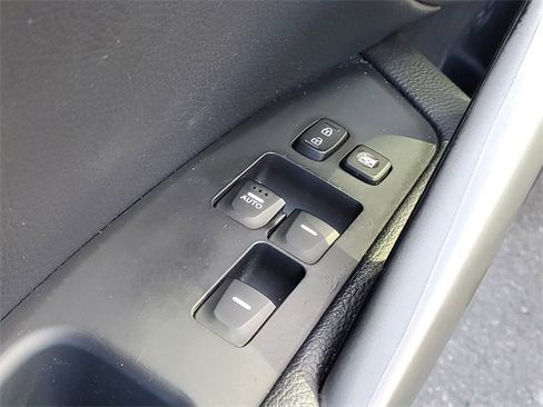 Used 2013 Hyundai Veloster w/ Tech Pkg image 9