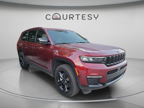 Used 2025 Jeep Grand Cherokee L Limited w/ Black Appearance Package AWD/4WD image 4
