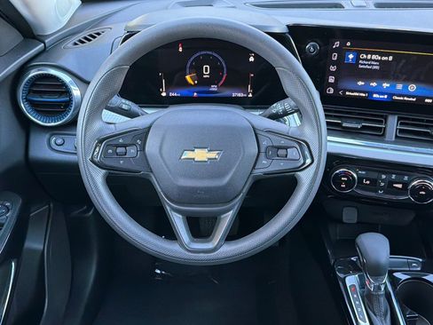Used 2025 Chevrolet Trax LT FWD image 11