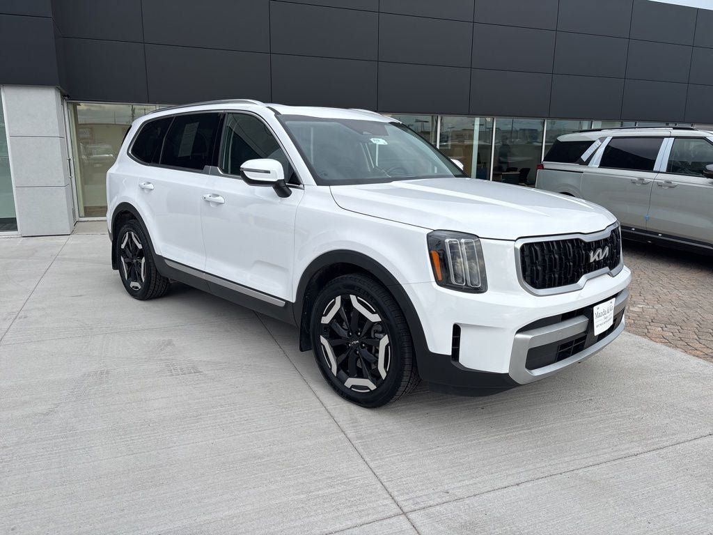 Used 2024 Kia Telluride EX w/ EX Captain's Chair Package AWD/4WD image 3