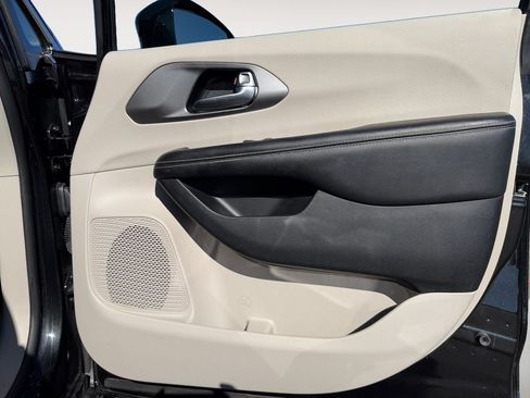 Used 2022 Chrysler Pacifica Touring-L FWD image 25