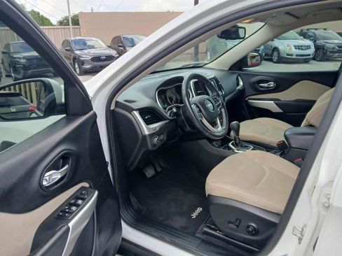 Used 2017 Jeep Cherokee Latitude FWD image 9