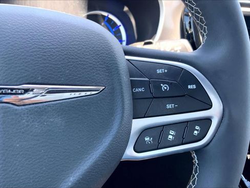 Used 2025 Chrysler Pacifica Select FWD image 25