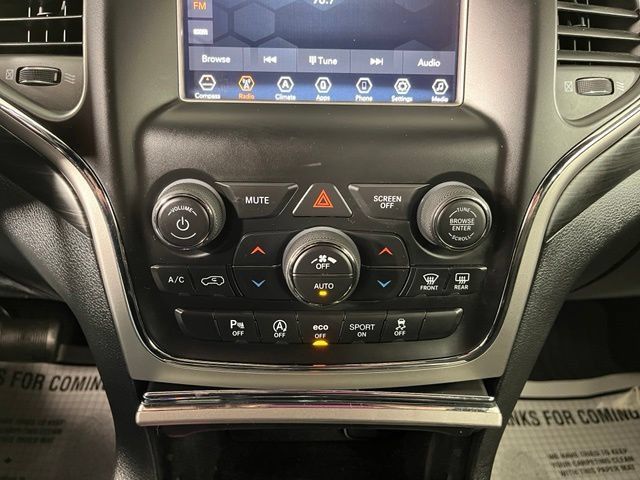 Used 2019 Jeep Grand Cherokee Laredo AWD/4WD image 31