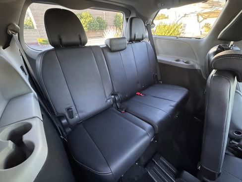 Used 2017 Toyota Sienna SE FWD image 16