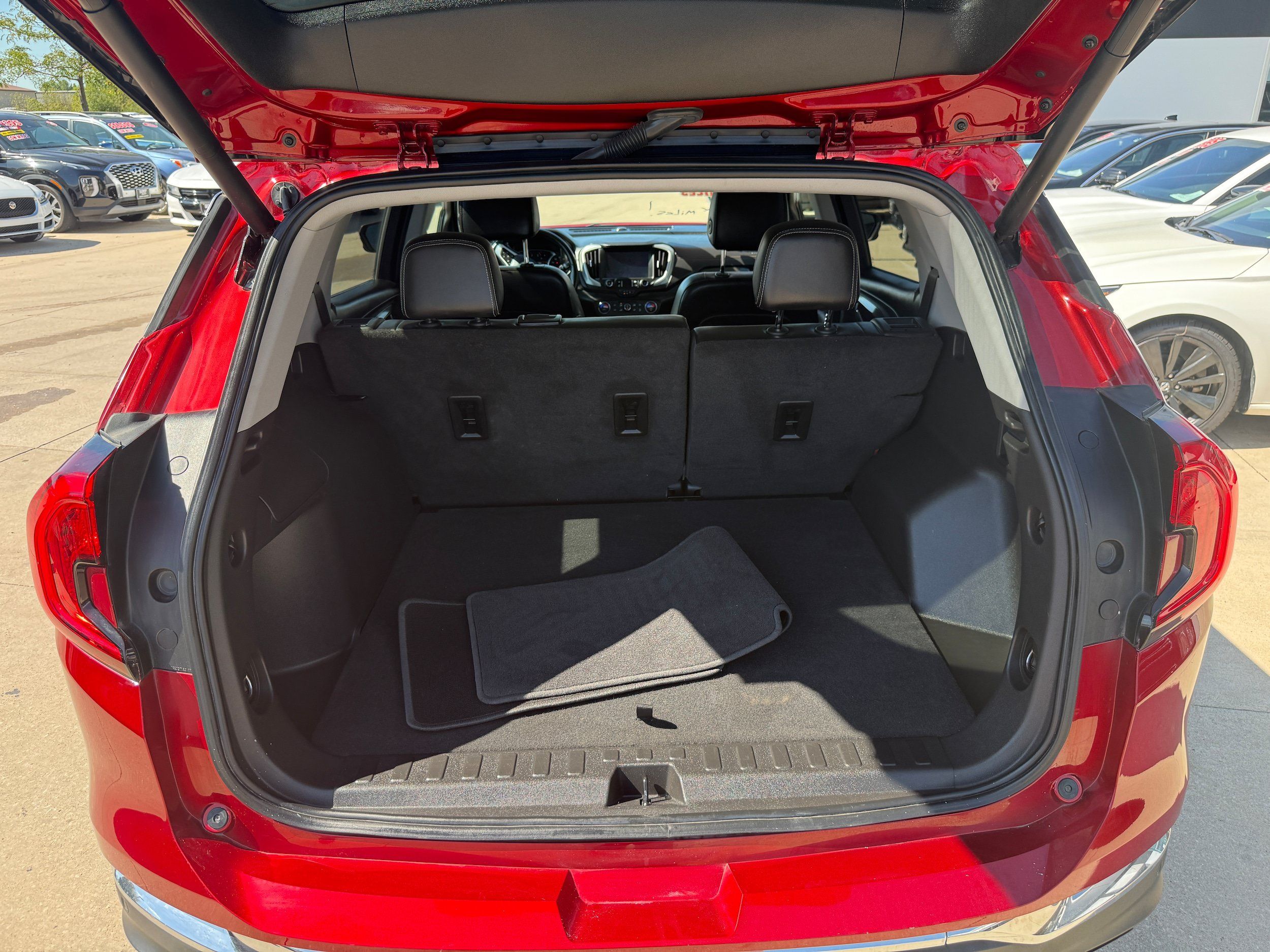 Used 2022 GMC Terrain SLT w/ Infotainment Package II AWD/4WD image 10