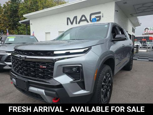 Used 2025 Chevrolet Traverse Z71 image 2