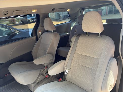 Used 2020 Toyota Sienna LE w/ LE Preferred Package FWD image 5