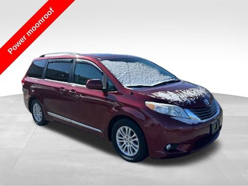 Used 2014 Toyota Sienna XLE image 7