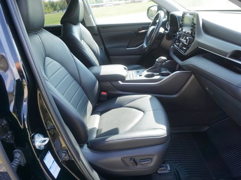 Used 2021 Toyota Highlander XLE image 24