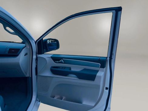 Used 2014 Volkswagen Routan SE FWD image 9