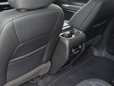 Used 2025 Chevrolet Traverse LT FWD image 27