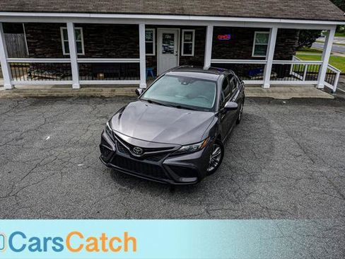 Used 2021 Toyota Camry SE image 3