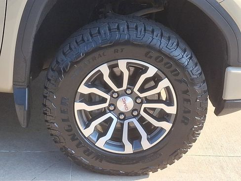 Used 2022 GMC Sierra 1500 AT4 w/ AT4 Premium Package image 8