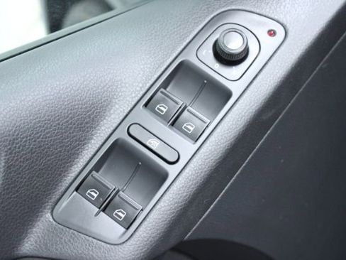 Used 2017 Volkswagen Tiguan Limited w/ Alloy Wheels Package image 9