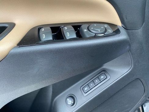 Used 2023 Chevrolet Equinox Premier image 18