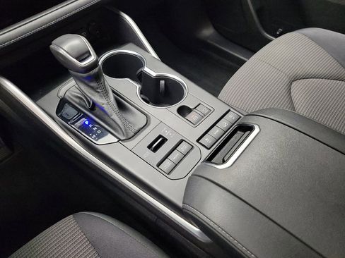 Used 2021 Toyota Highlander LE image 26