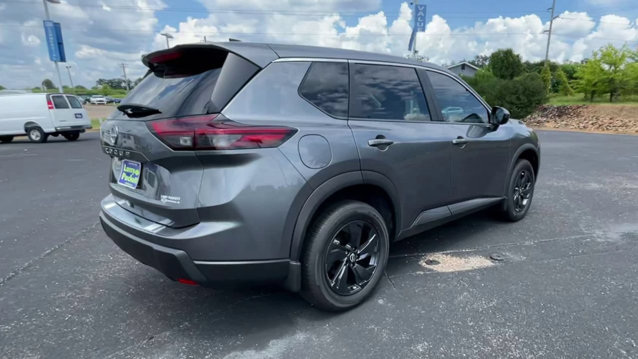 Used 2026 Nissan Rogue SV FWD image 8