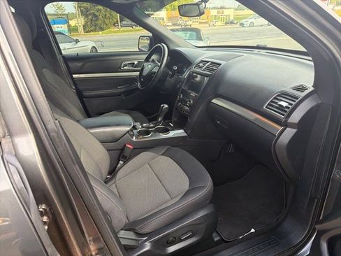 Used 2019 Ford Explorer XLT w/ Equipment Group 201A AWD/4WD image 18