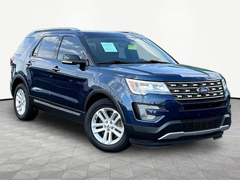 Used 2017 Ford Explorer XLT w/ Equipment Group 201A FWD image 3
