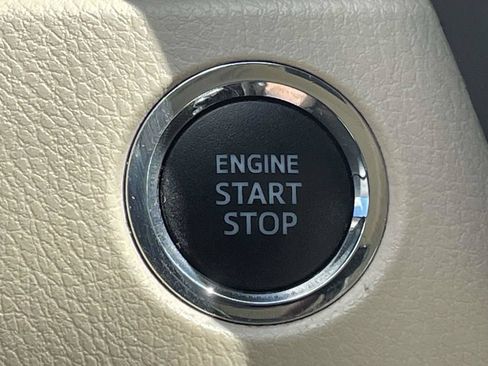 Used 2020 Toyota Camry XLE FWD image 24