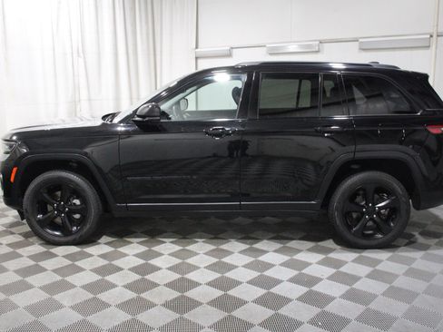 Used 2023 Jeep Grand Cherokee Limited w/ Black Appearance Package AWD/4WD image 35