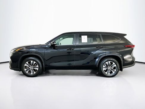 Used 2024 Toyota Highlander XLE image 4