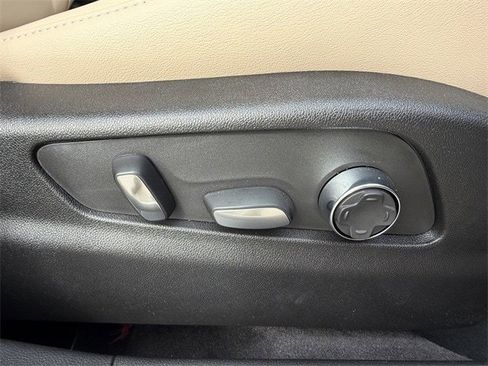 Used 2025 Cadillac XT4 Premium Luxury image 28